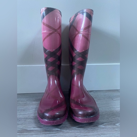 Burberry Fuchsia check rain boots. - Picture 1 of 6